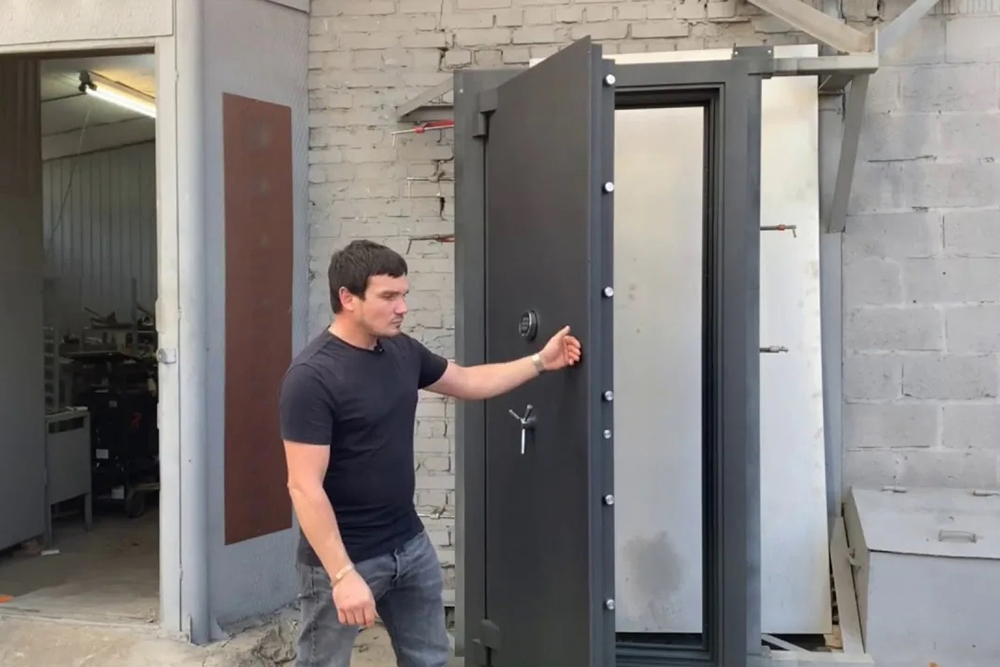 Демонстрация пулестойкой двери Демонстрация пулестойкой двери