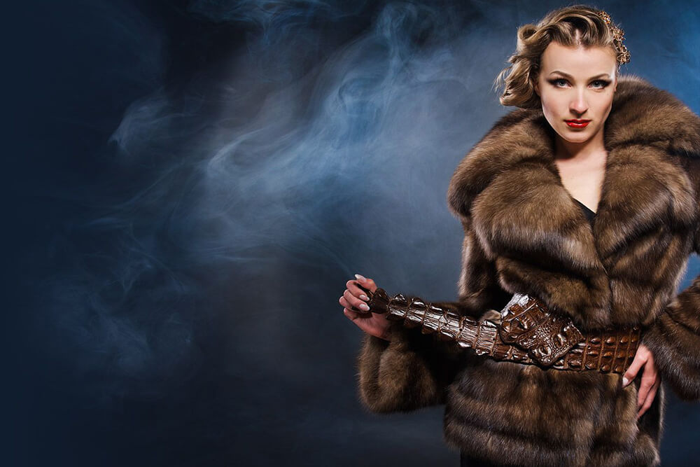 Молодая девушка в шубе Молодая девушка в шубе