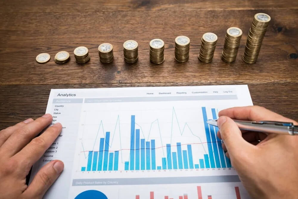 Мужчина проводит финансовый анализ Мужчина проводит финансовый анализ