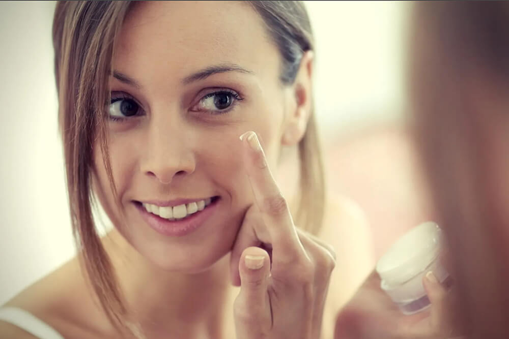 Нанесение антивозрастного крема для лица Нанесение антивозрастного крема для лица