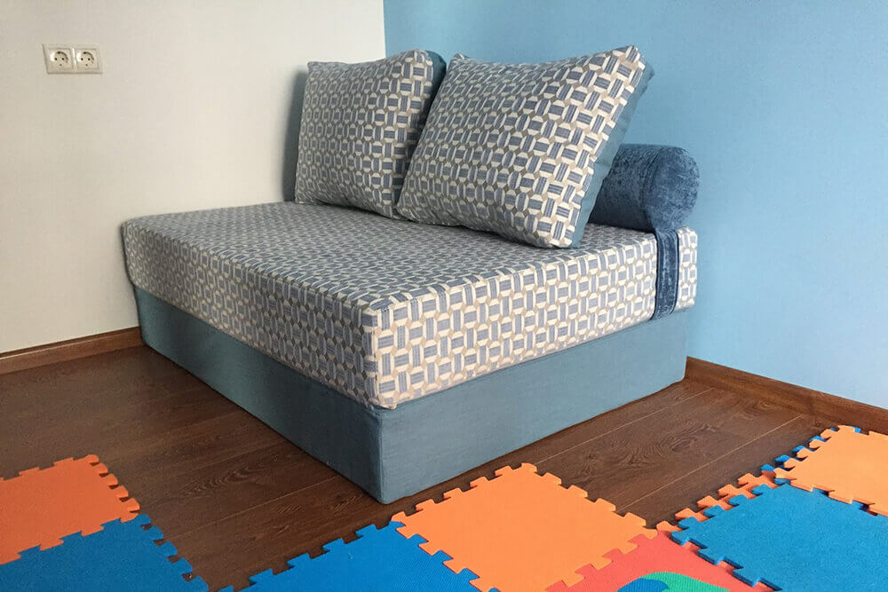 Складной диван в комнате