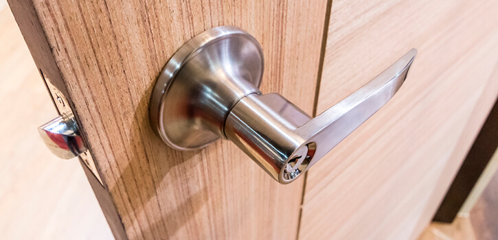 Современная деревянная дверь Современная деревянная дверь