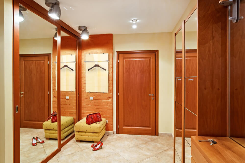 Входная дверь с отделкой из дерева Входная дверь с отделкой из дерева