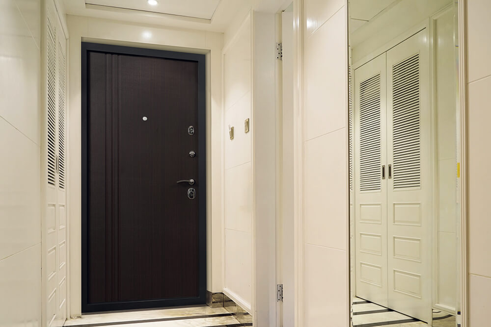 Входная дверь с темной отделкой Входная дверь с темной отделкой