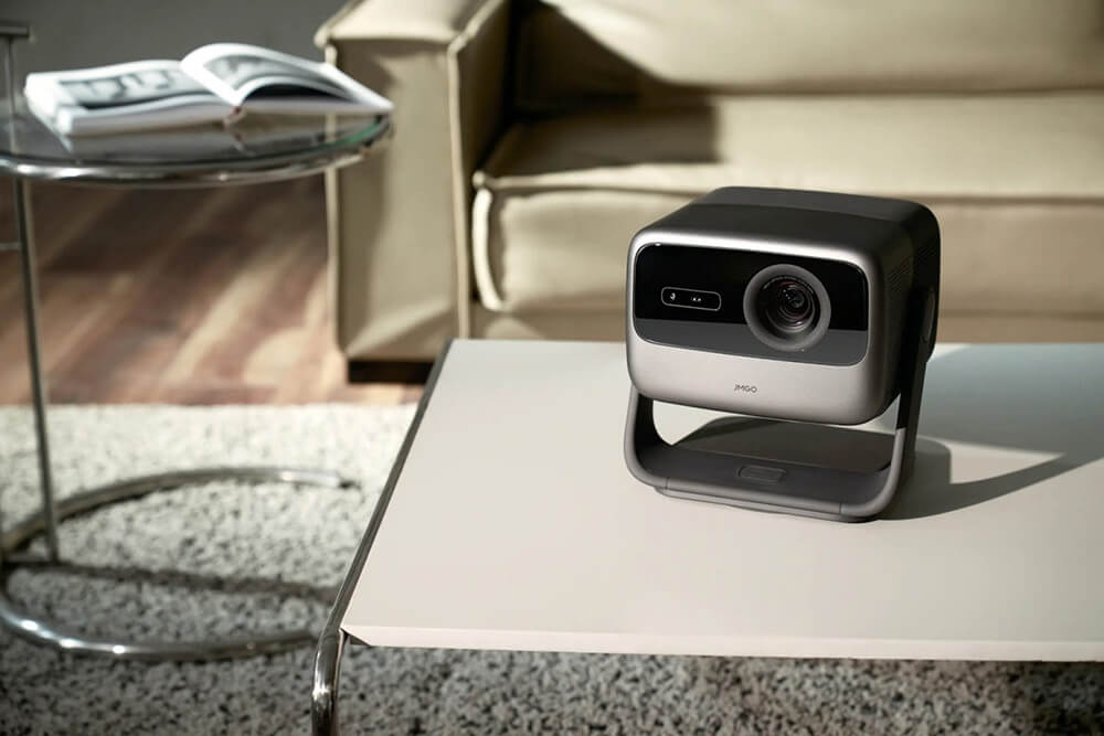 Видеопроектор JMGO N1 Pro на столе Видеопроектор JMGO N1 Pro на столе